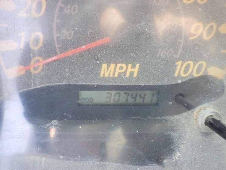 2005-isuzu-nqr-image-27