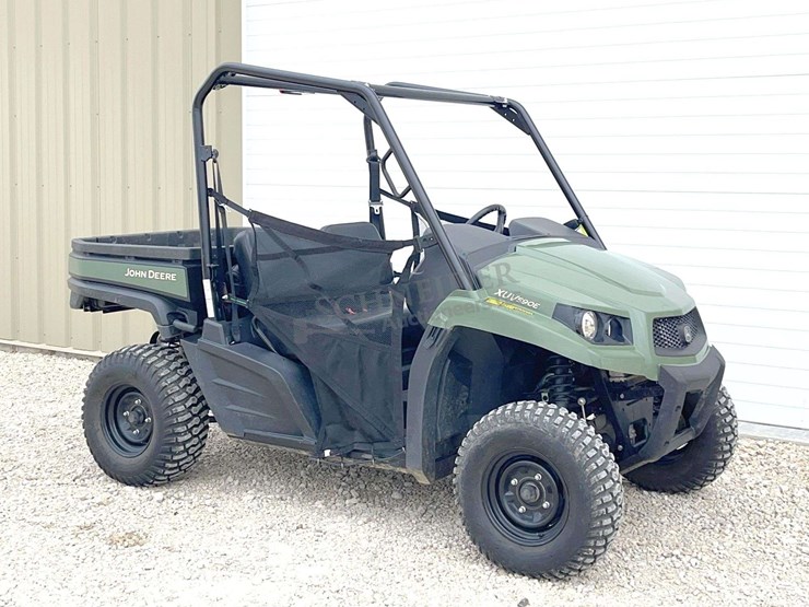 2022-john-deere-gator-image-1