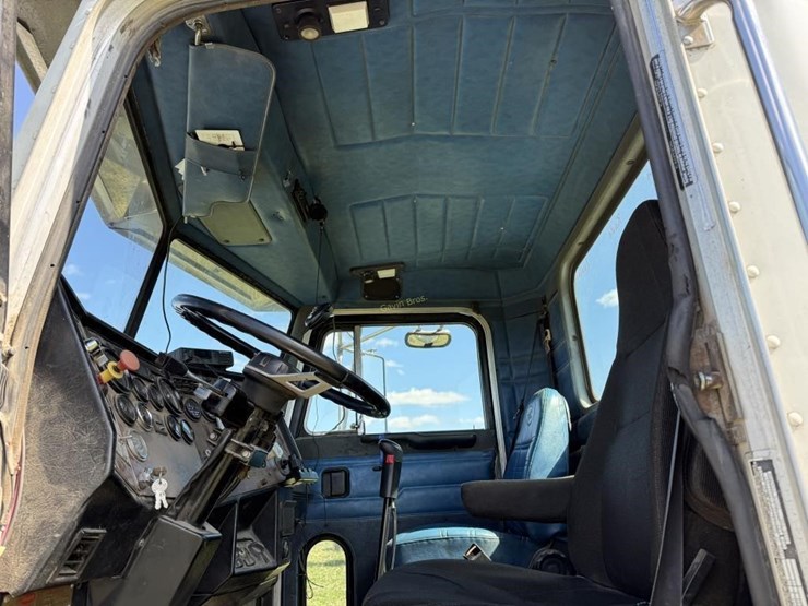 1996-peterbilt-385-image-16