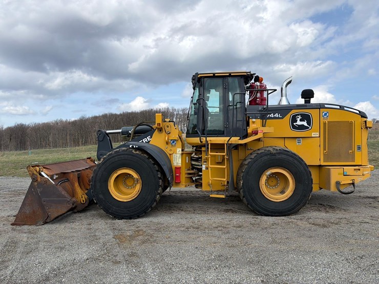 2020-deere-744l-image-1