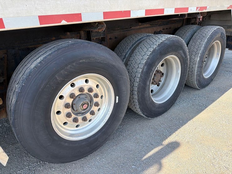 2012-peterbilt-389-image-13