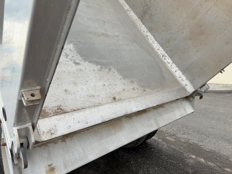 2015-peterbilt-567-image-26