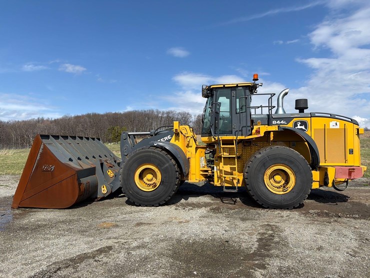 2022-john-deere-844-image-1