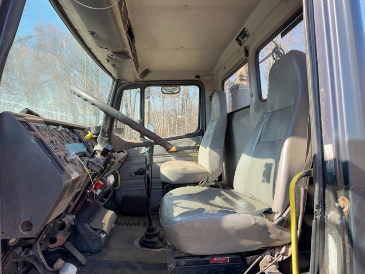 1999-freightliner-fl112-image-22