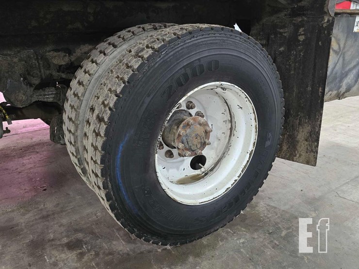 2015-freightliner-business-class-m2-106-image-27