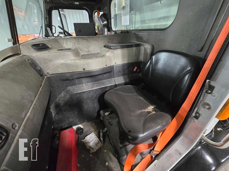 2018-peterbilt-320-image-17