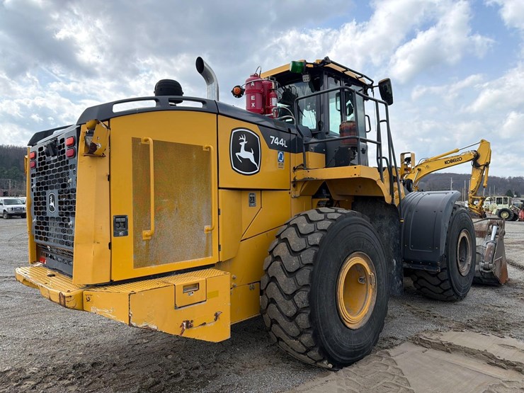 2020-deere-744l-image-5