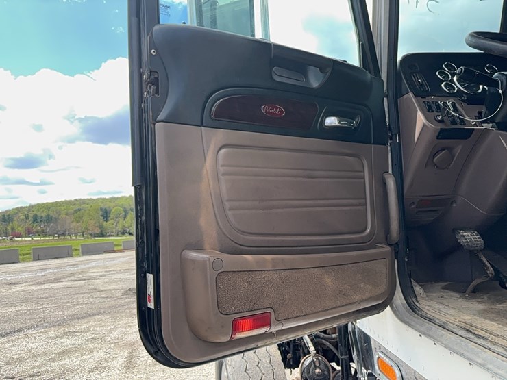2013-peterbilt-388-image-16