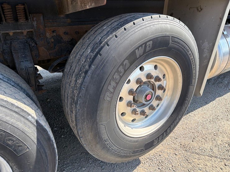 2012-peterbilt-389-image-19