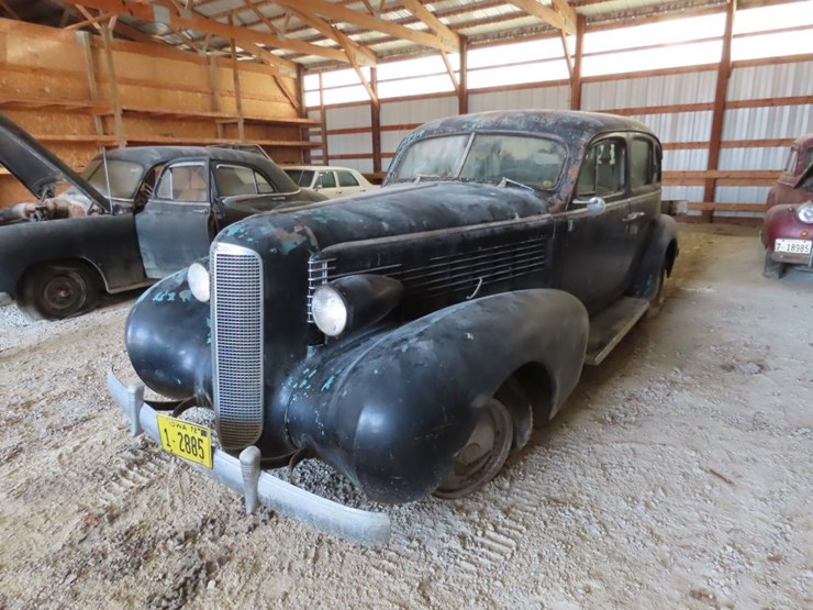 1937-cadillac-4dr-sedan-image-1