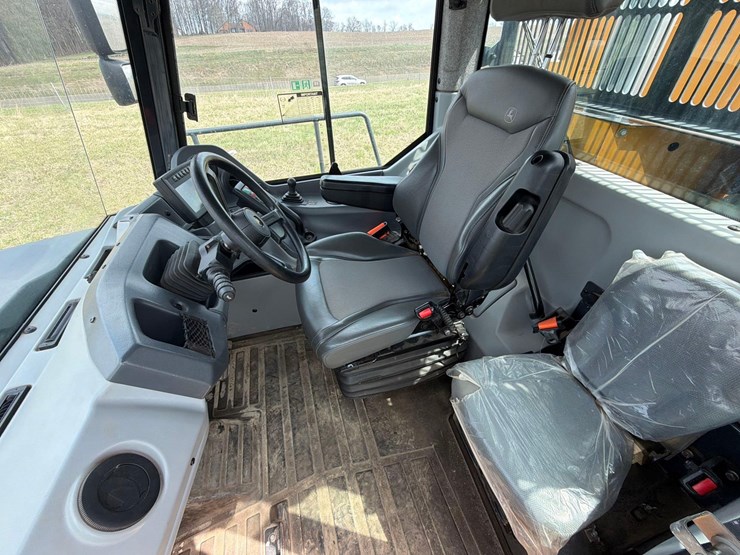 2023-deere-260e-image-16