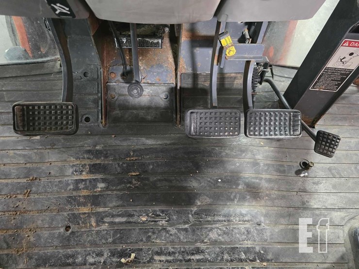 2012-kubota-m108s-image-17