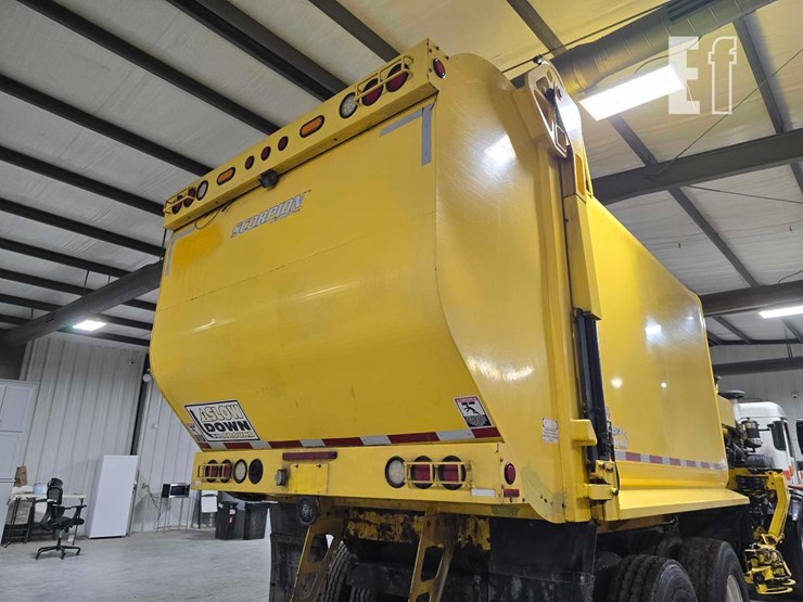 2018-peterbilt-320-image-21