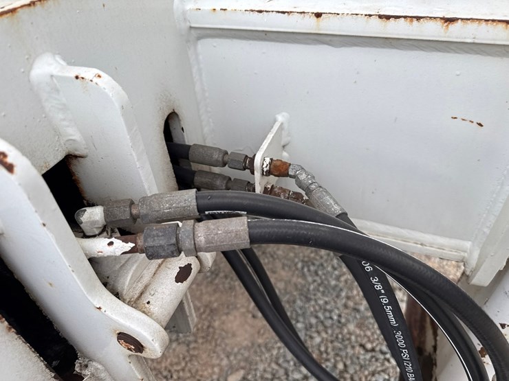 2010-massey-ferguson-8-image-53