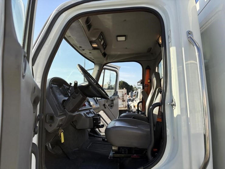 2012-freightliner-m2-s/a-mechanics-truck-image-9