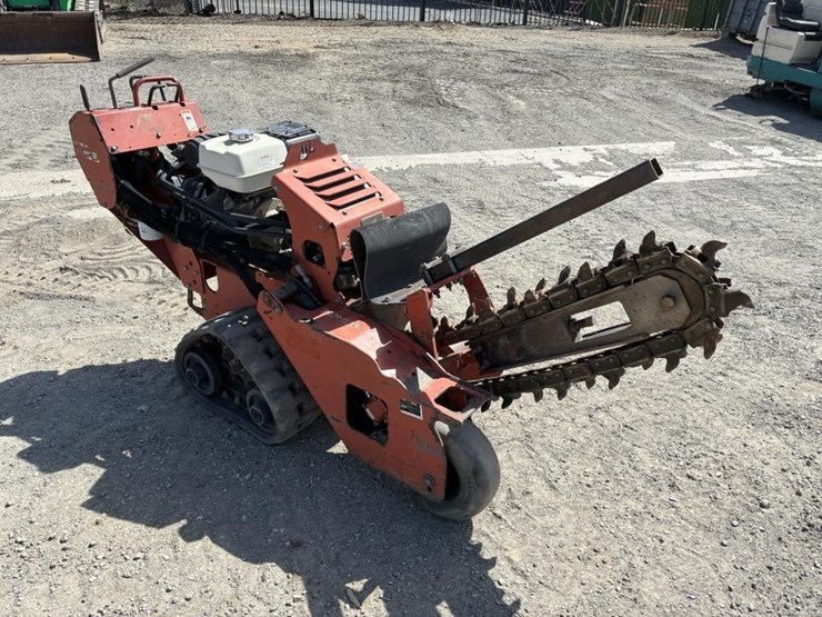 2011-ditch-witch-rt12-image-2
