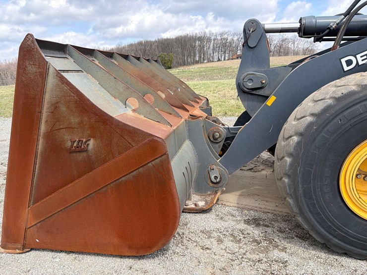 2022-deere-744l-image-15