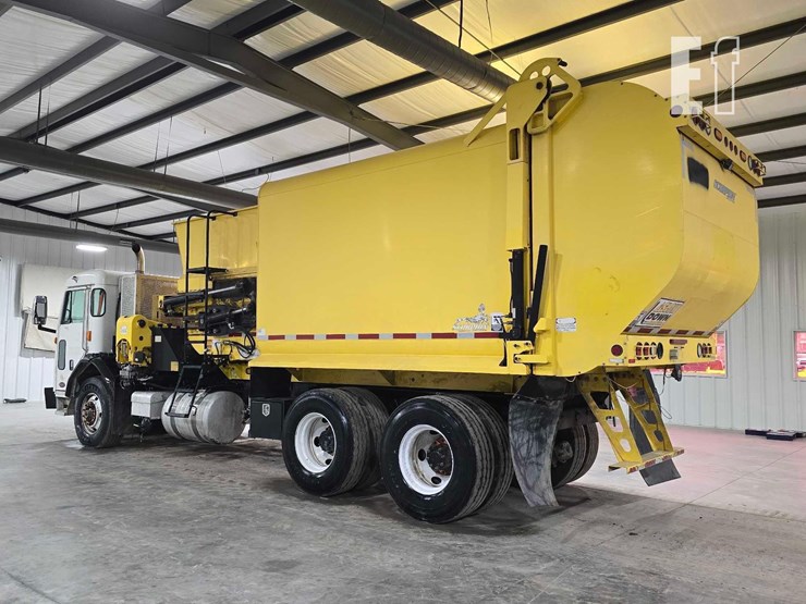 2018-peterbilt-320-image-4