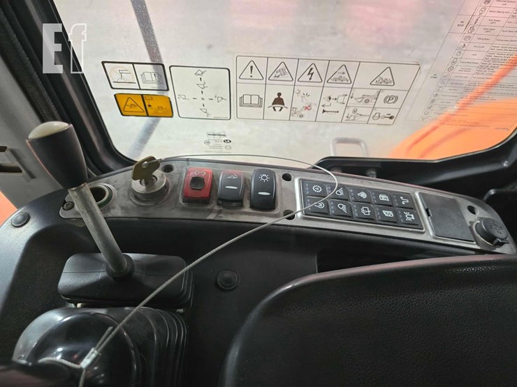 2017-doosan-dl300-5-image-24