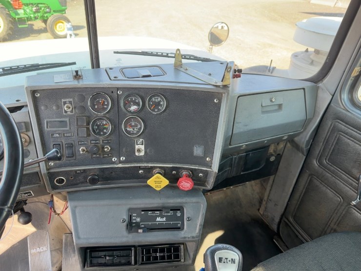 2001-mack-rd688s-image-32