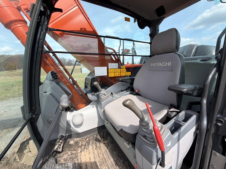 2020-hitachi-zx200-image-27