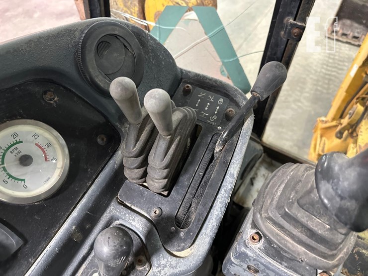 2001-caterpillar-420d-image-29