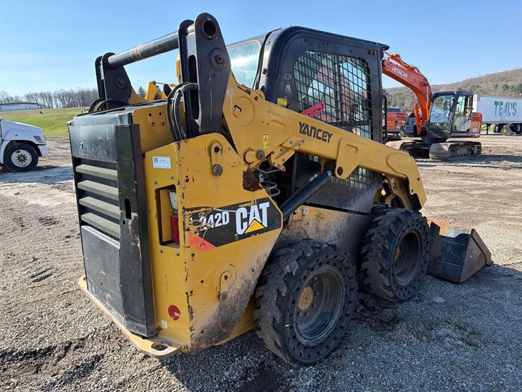 2019-caterpillar-242d-image-4