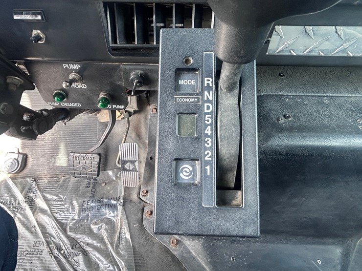 #1008-•-international-cab-and-chassis-image-60