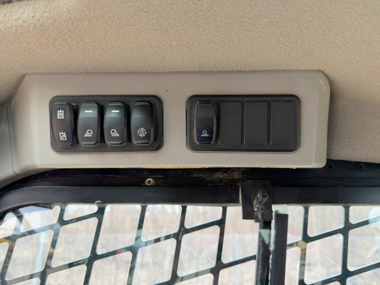 2020-caterpillar-259d3-image-21