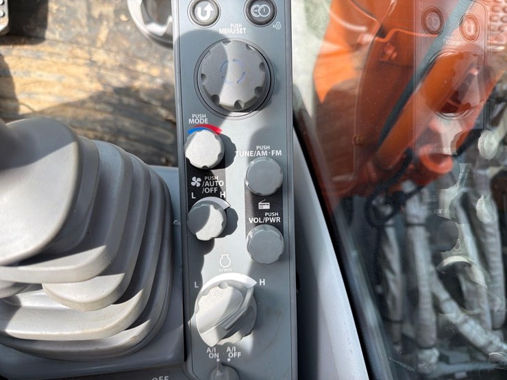 2020-hitachi-zx200-image-31