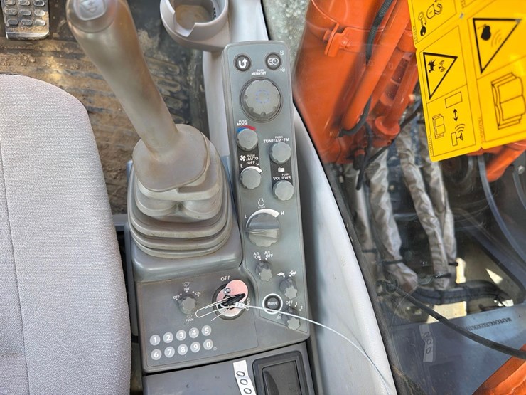 2020-hitachi-zx200-image-26