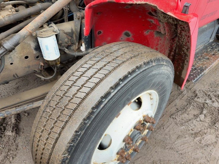 2003-freightliner-fl70-image-10