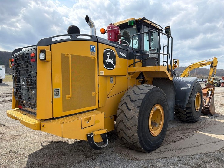 2020-deere-744l-image-5