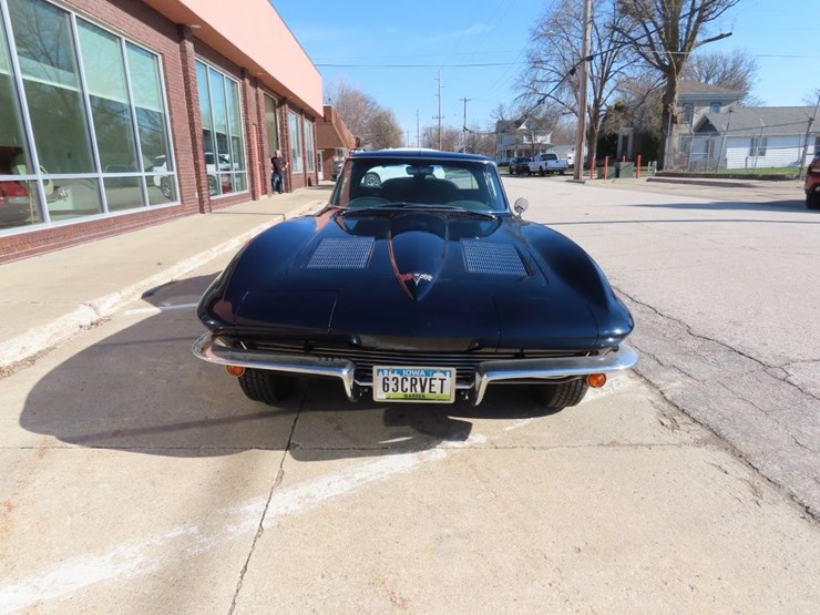 1963-chevrolet-corvette-stingray-split-window-coupe-image-2