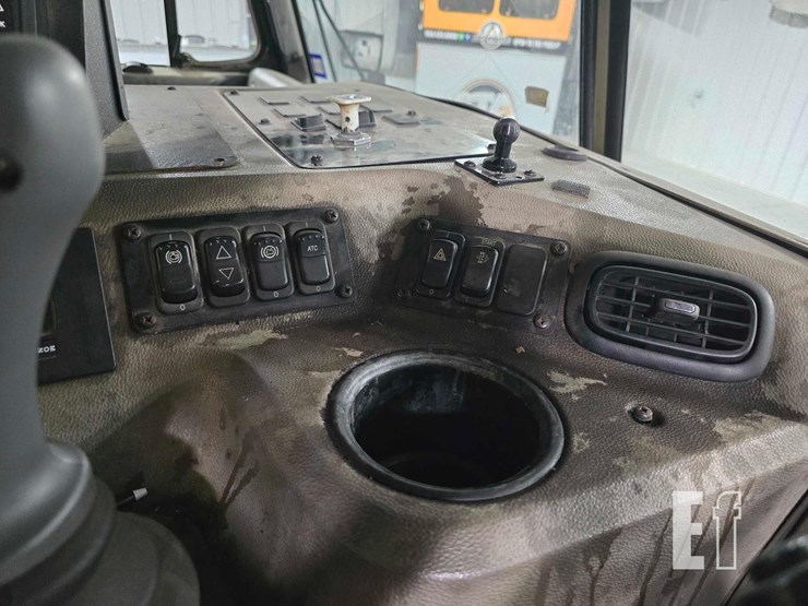 2018-peterbilt-320-image-16