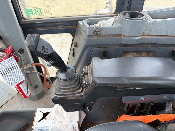 2022-deere-744l-image-23