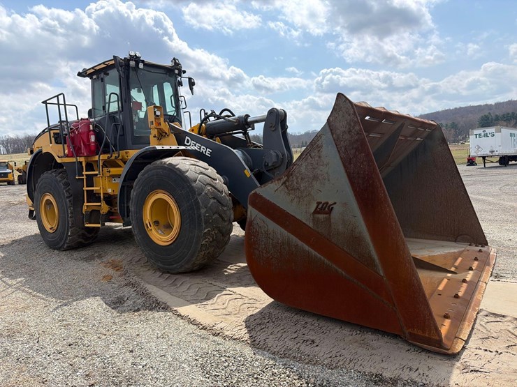 2022-deere-744l-image-4