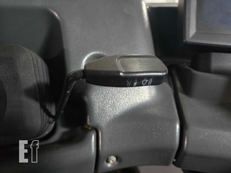 2021-deere-260e-image-12