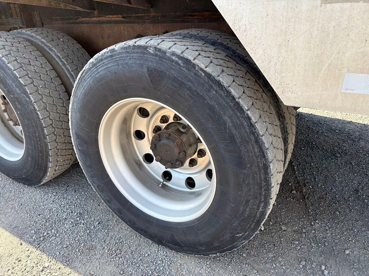 2012-peterbilt-389-image-16