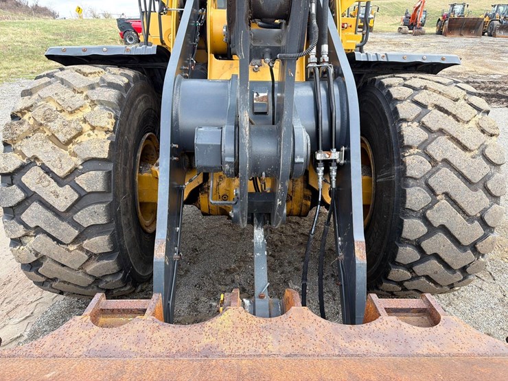 2020-deere-744l-image-12