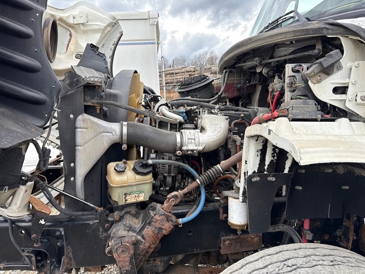 2010-massey-ferguson-8-image-9