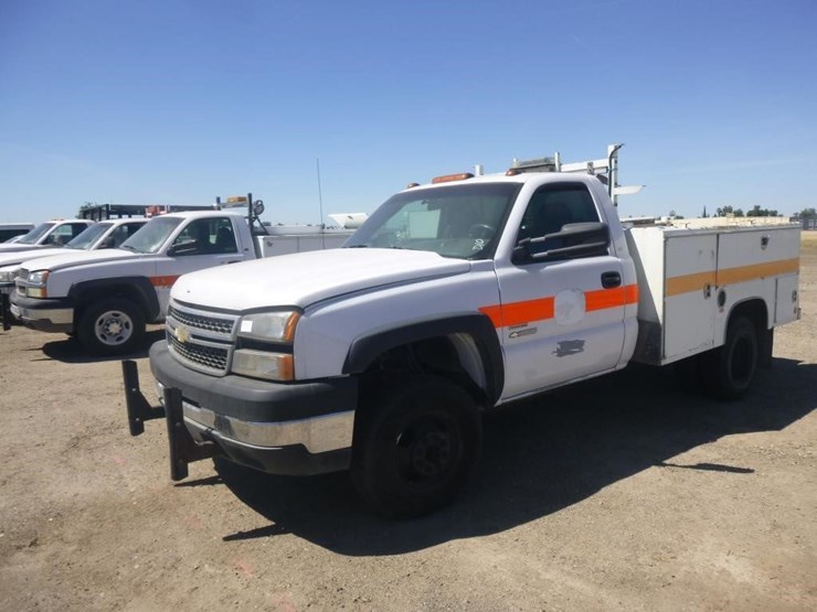 2005-chevrolet-3500-image-2