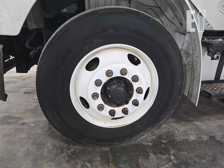 2012-freightliner-business-class-m2-106-image-23