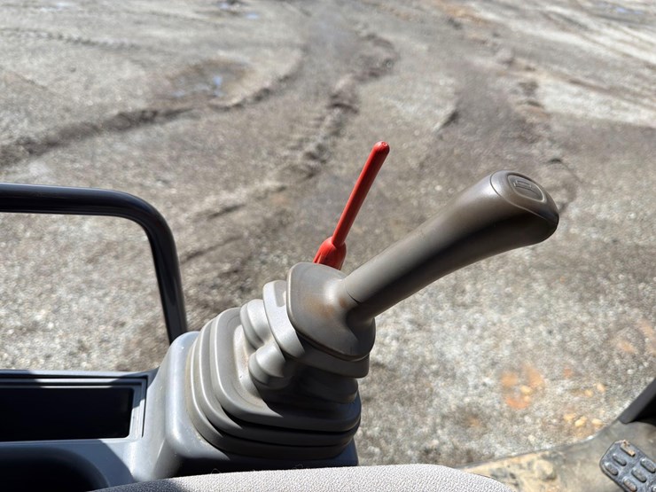 2020-hitachi-zx200-image-27