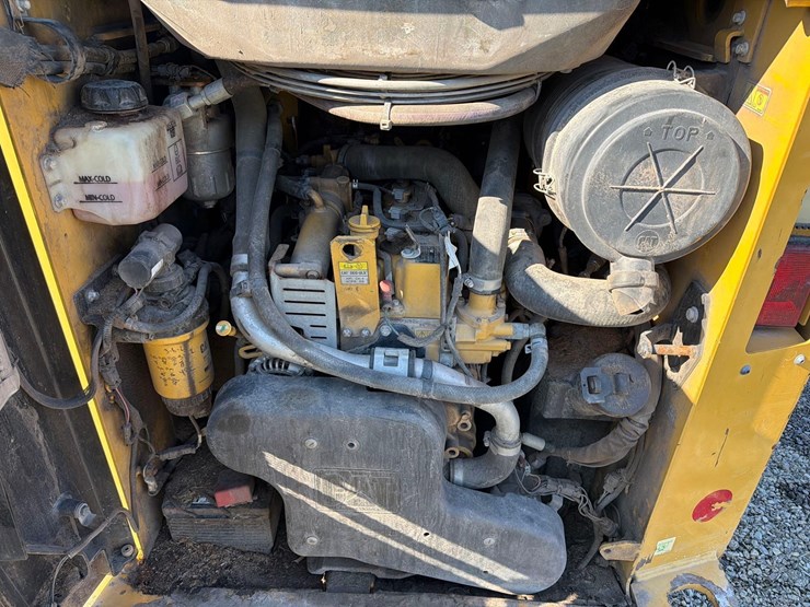 2019-caterpillar-242d-image-9