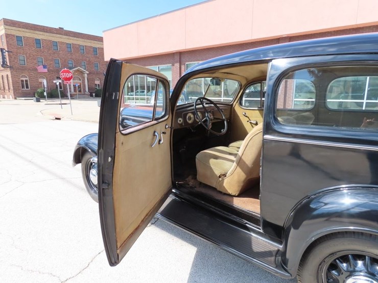 1936-chevrolet-2dr-town-sedan-image-11