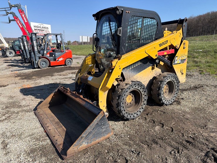 2019-caterpillar-242d-image-2