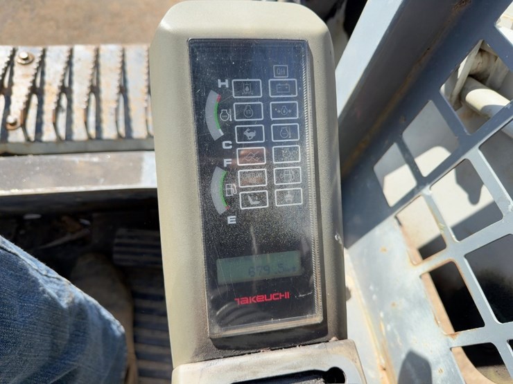 2013-takeuchi-tl230-image-23