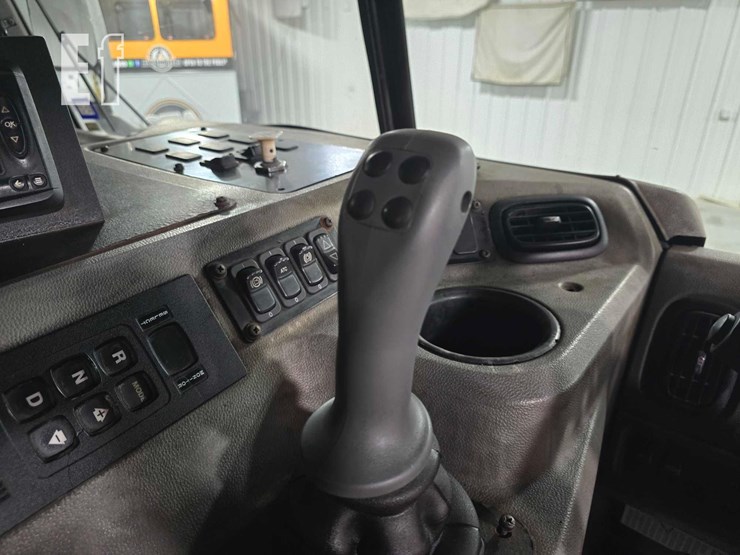 2018-peterbilt-320-image-15