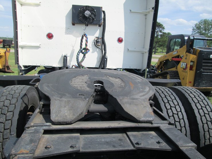 2008-peterbilt-389-image-10